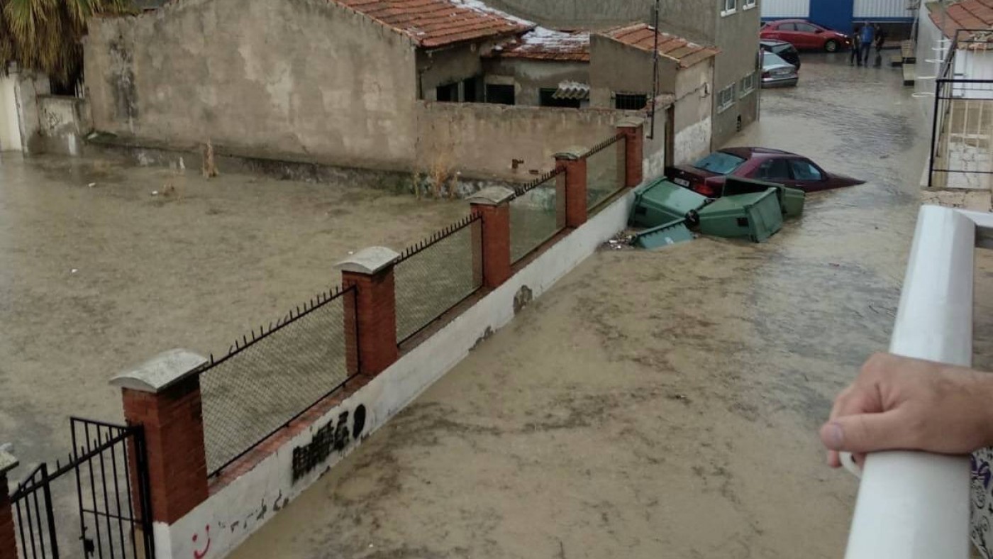 calle inundada por la lluvia en Librilla