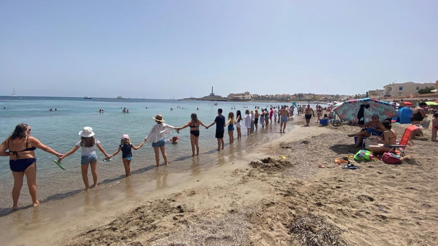 Cadena humana en Cabo de Palos en defensa de las viviendas consolidadas