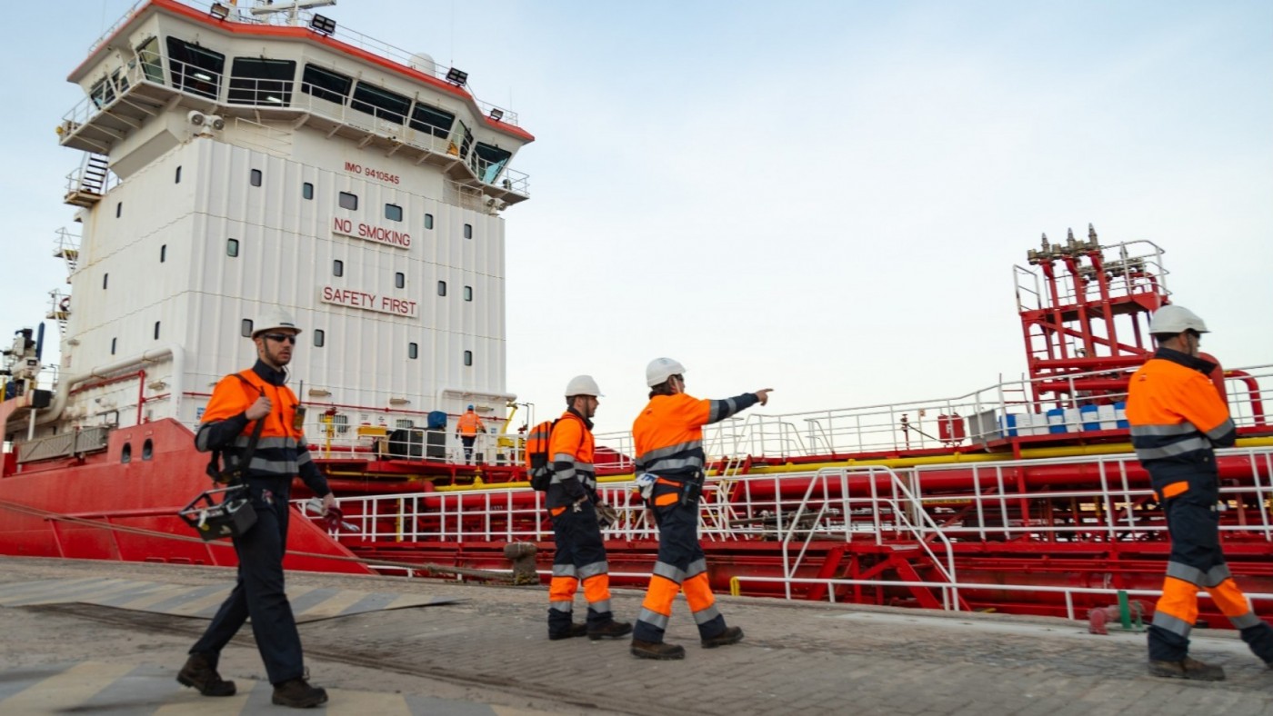 Repsol recibe el primer barco con aceite de cocina usado para la planta de combustibles renovables de Cartagena