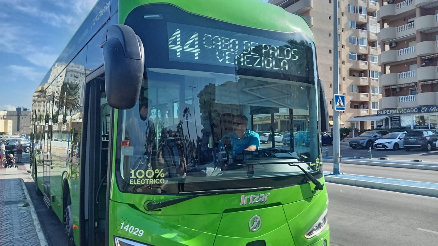 Más autobuses para la campaña de verano en La Manga 