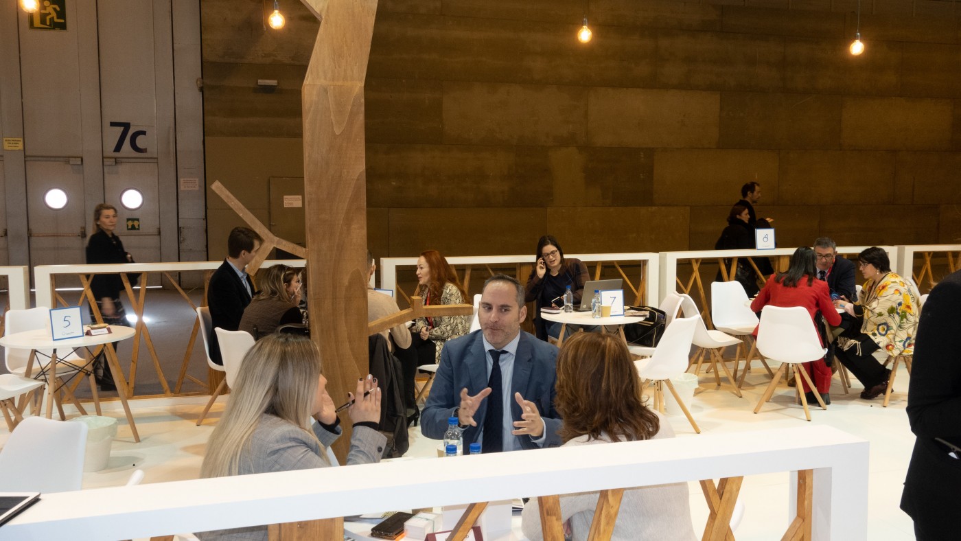Zona de reuniones en el pabellón de Murcia