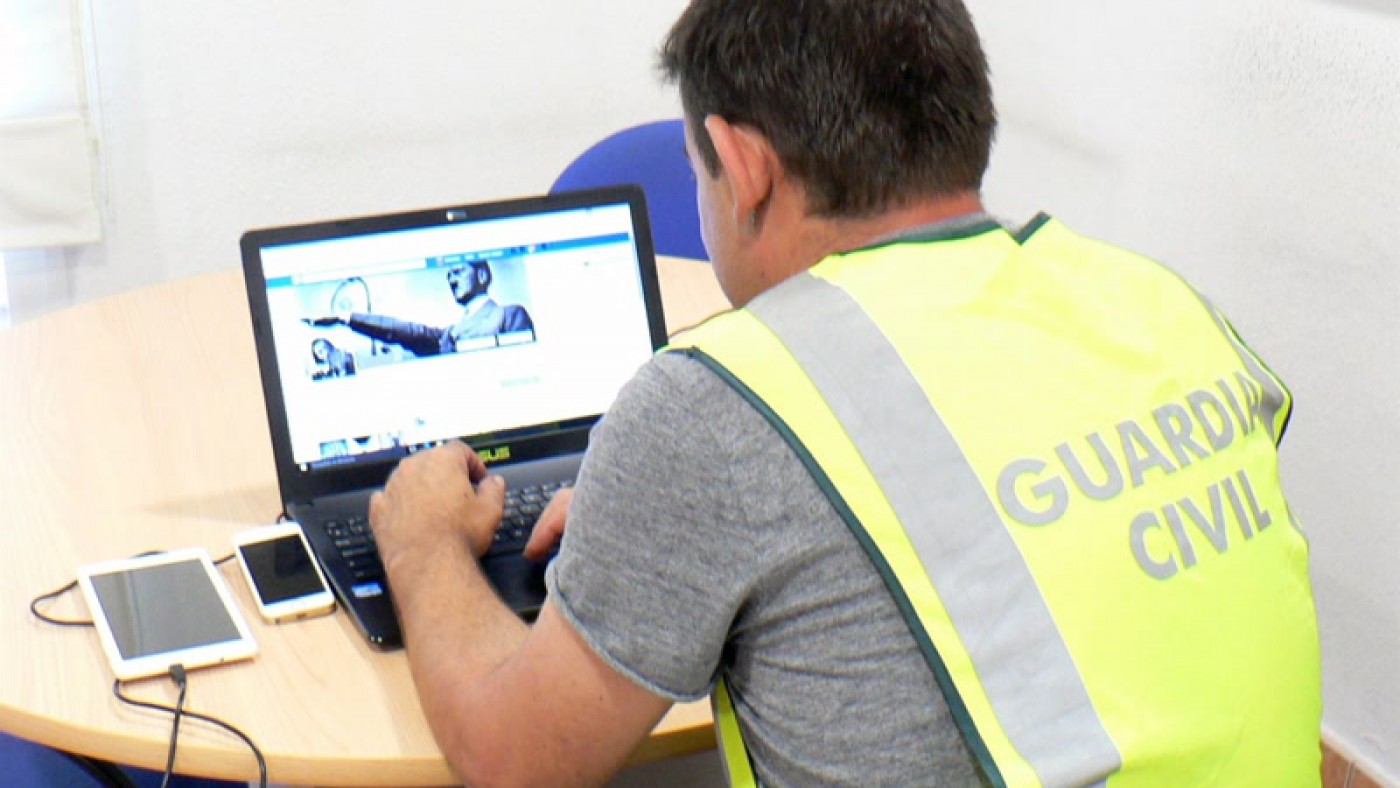 Guardia Civil analizando imágenes en ordenador