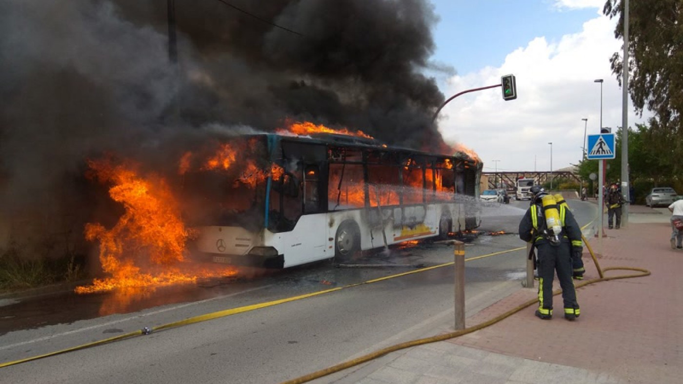 Autobús incendiado (foto: Bomberos del CEIS)