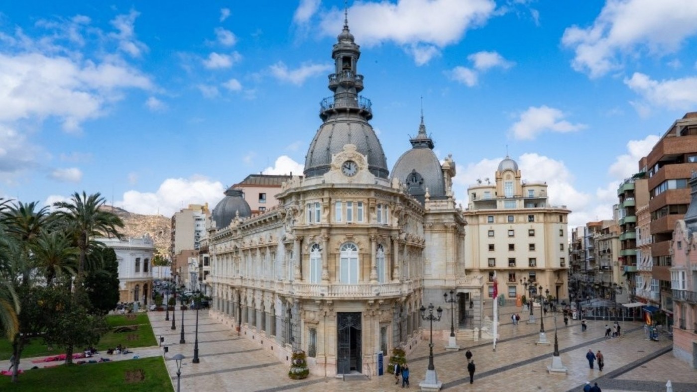 El ayuntamiento de Cartagena mantiene una conferencia pese a denuncias de transfobia