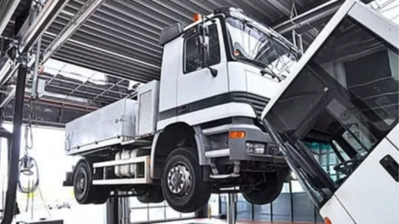 Reparación de un camión en un taller mecánico. CETM