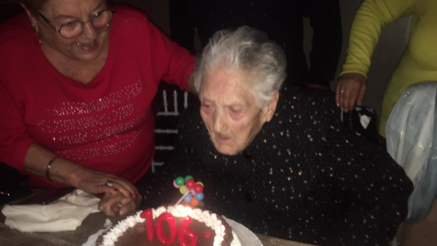 Magdalena García Ros soplando las velas por su 106 cumpleaños