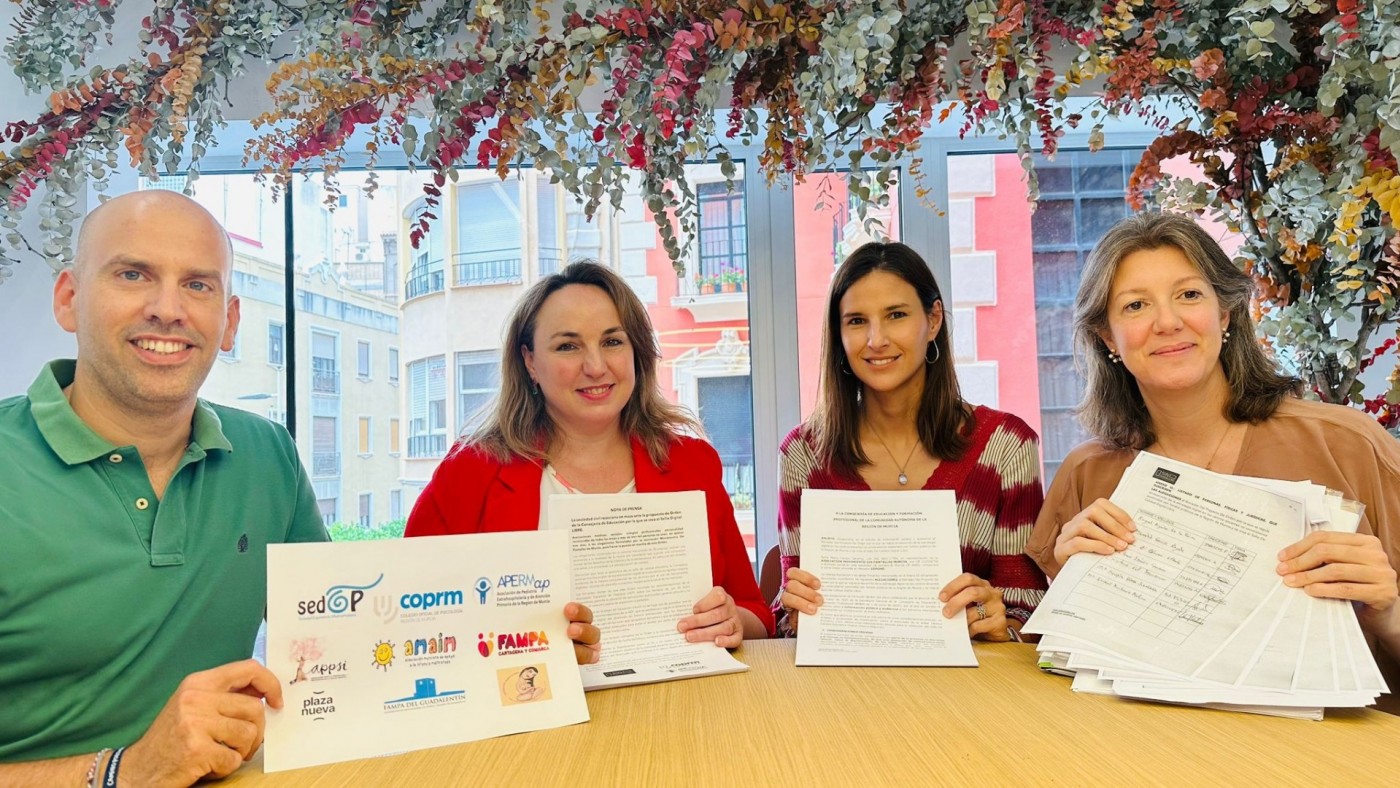 SinPantallas presenta tres mil firmas contra el borrador de estrategia digital para Primaria y Secundaria.