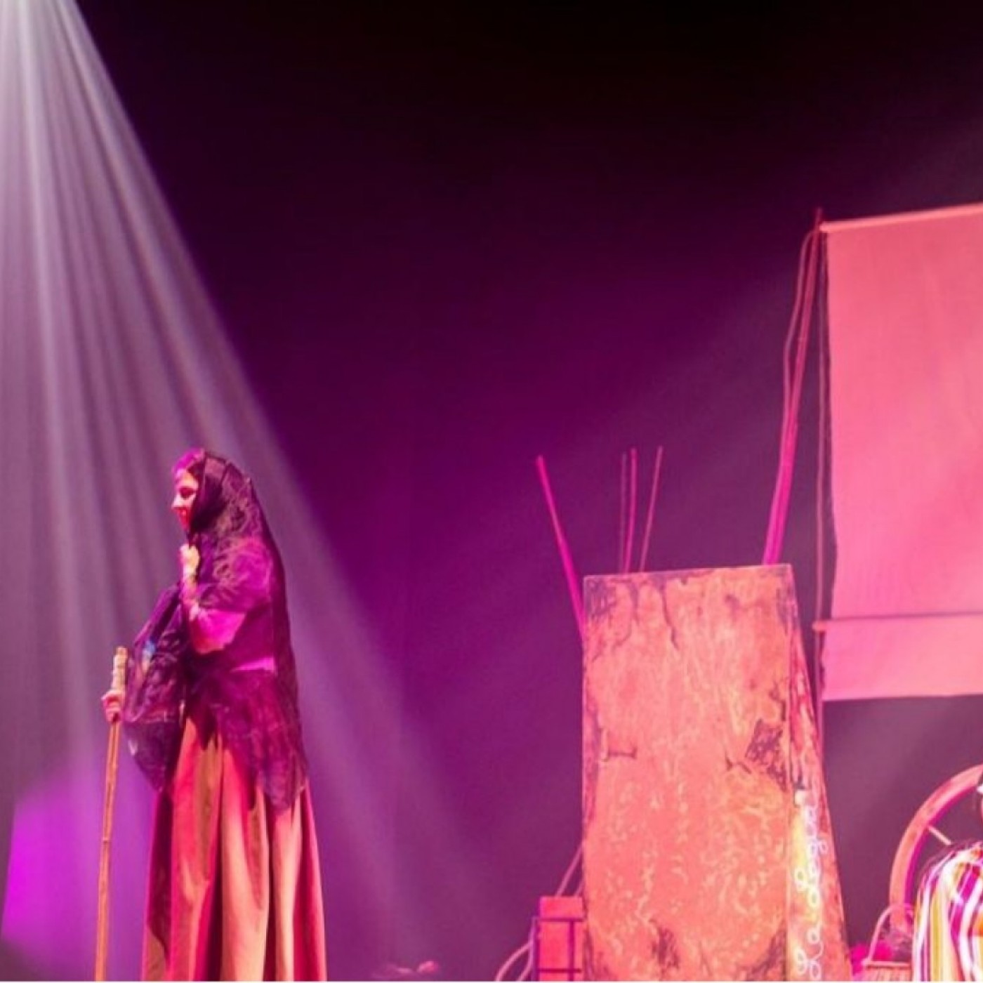 EL ROMPEOLAS T08C021 Caravaca. Yampo Teatro presenta ‘¡Mujer tenías que ser!’ (22/11/2025)