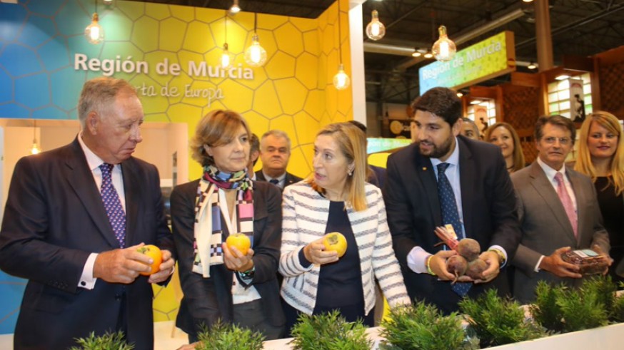 López Miras junto a la ministra de Agricultura y la presidenta del Congreso durante la inauguración de Fruit Atraction