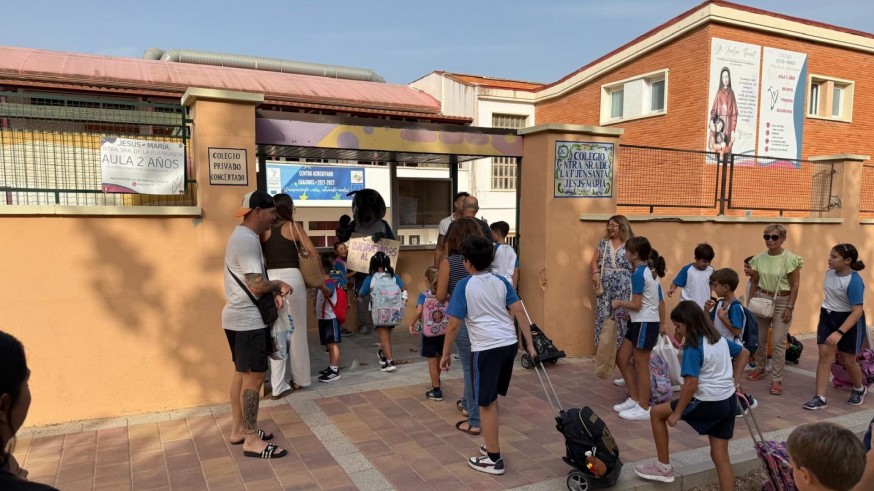Los sindicatos denuncian que el curso escolar se inicia "con los mismos problemas de siempre"