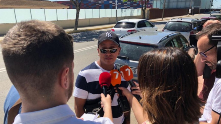 El sobrino de la víctima atendiendo a los periodistas el día del suceso el pasado mes de mayo