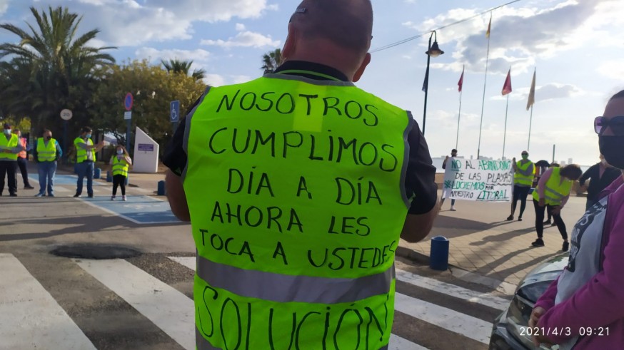 Los trabajadores que limpian las playas de Cartagena protestan para pedir estabilidad 