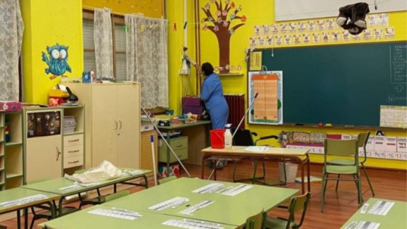 Limpieza y desinfección en un colegio. EUROPA PRESS