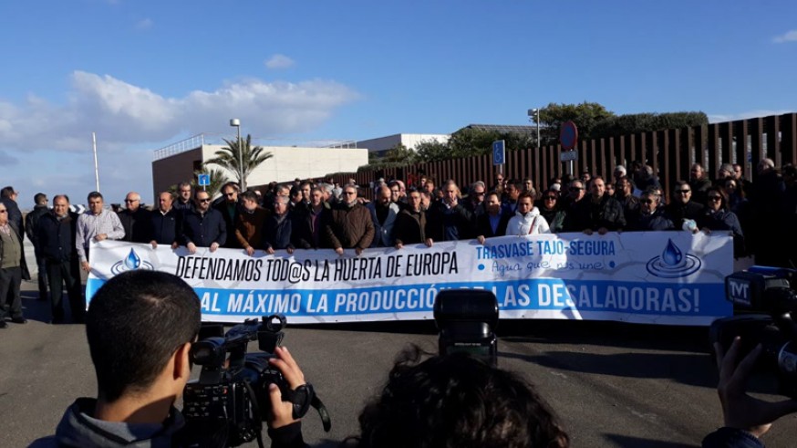 Regantes y agricultores concentrados a las puertas de la desaladora de Torrevieja
