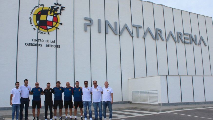 Técnicos de la Federación Española con responsables de Pinatar Arena