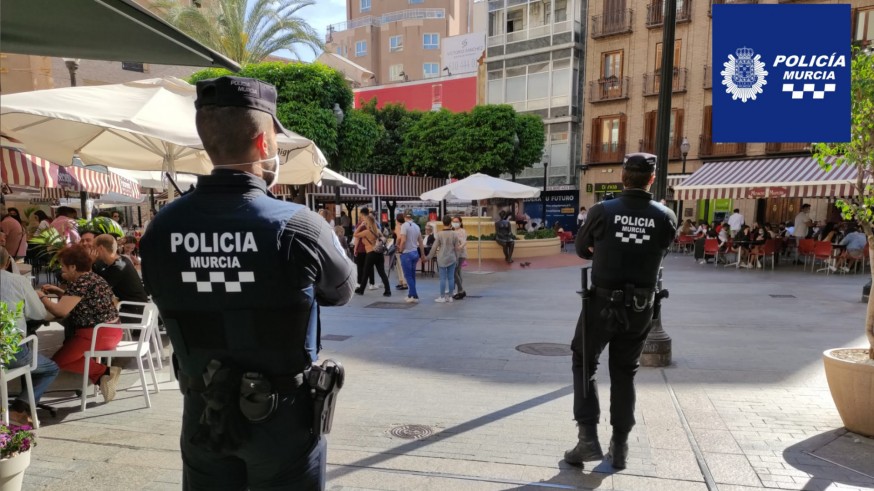 Agentes de Policía vigilan una céntrica plaza en Murcia el día del Bando