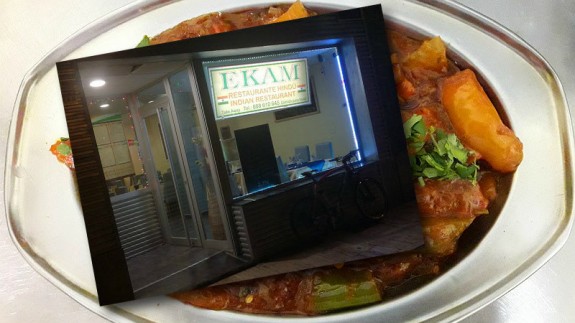 Plato de comida hindú y fachada del restaurante Ekam