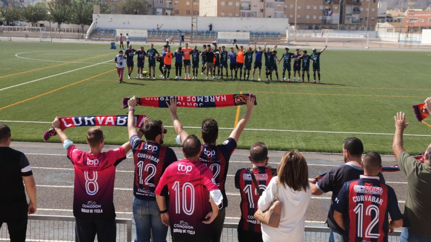 Aficionados del Yeclano celebran la victoria con su equipo en La Unión