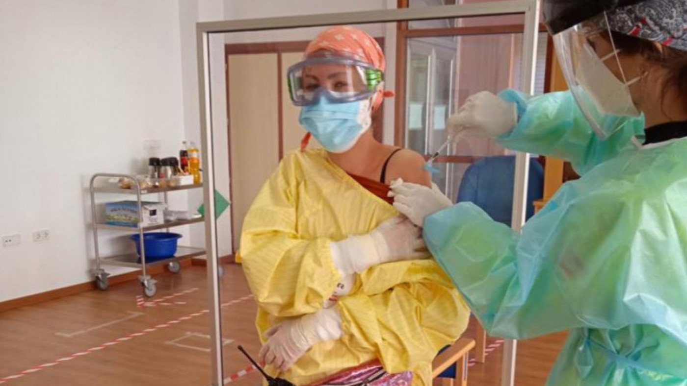 Una enfermera era vacunada hace unos días en la residencia de Villanueva de Segura