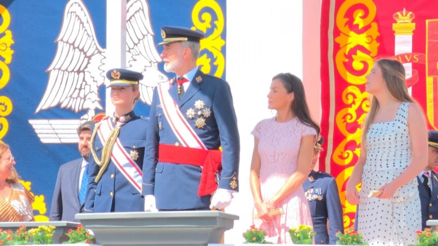 La princesa Leonor recibe la Gran Cruz del Mérito Aeronáutico tras completar su formación en la Academia del Aire de San Javier
