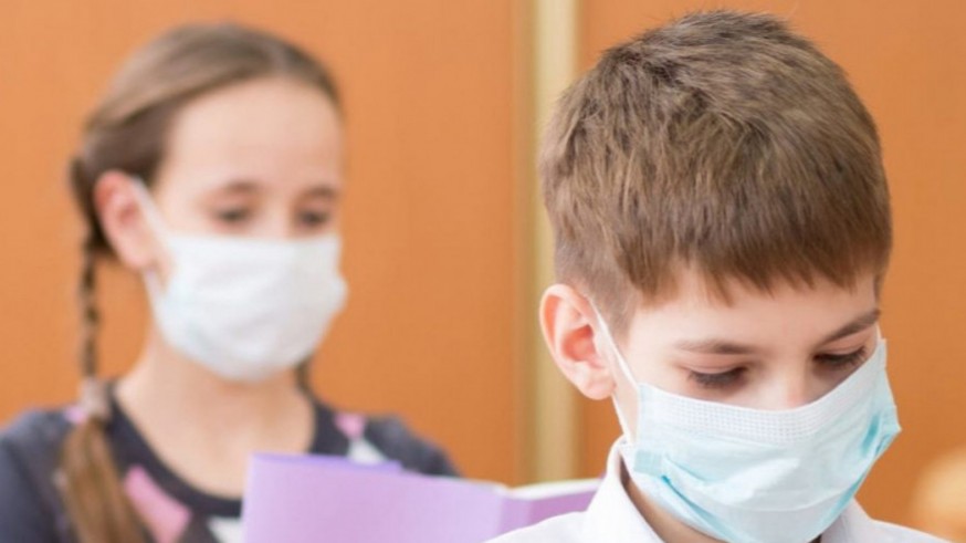 Alumnos con mascarilla en el aula