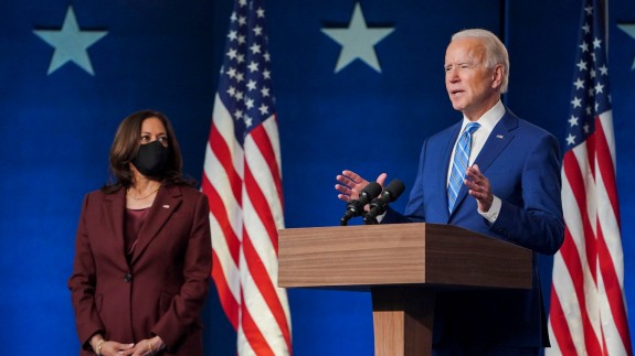 Joe Biden junto a Kamala Harris