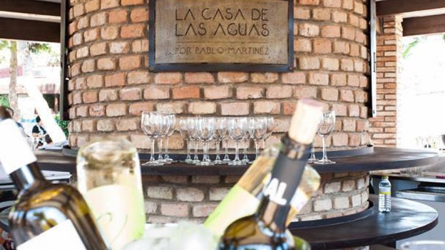 EL ROMPEOLAS. Rutas gastronómicas por la Trimilenaria. 'La casa de las aguas' en Cuesta Blanca