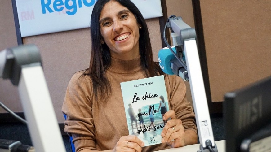 Con Maite Pellicer, profesora de la Universidad de Murcia, hablamos de la publicación de su primera novela, 'La mujer que no debió ser'