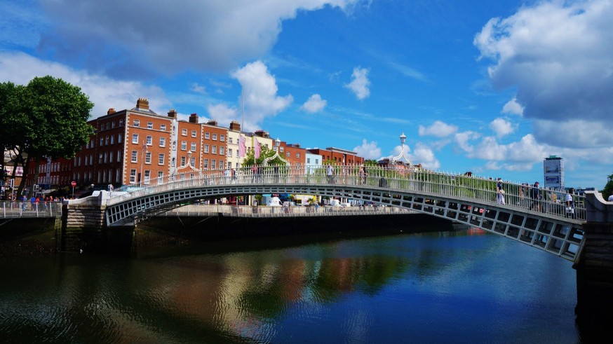 Un soleado día en el puente Halfpenny, que atraviesa el río Liffey en Dublín