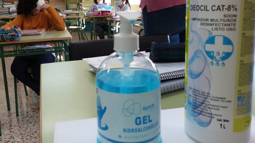 Gel hidroalcohólico y desinfectante en un aula. ORM