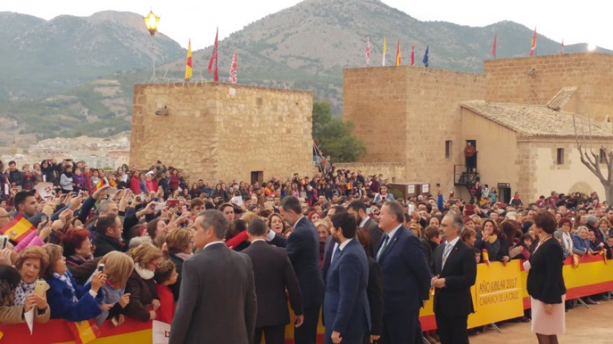 El Rey Felipe VI saluda a los vecinos de Caravaca rodeado de autoridades 