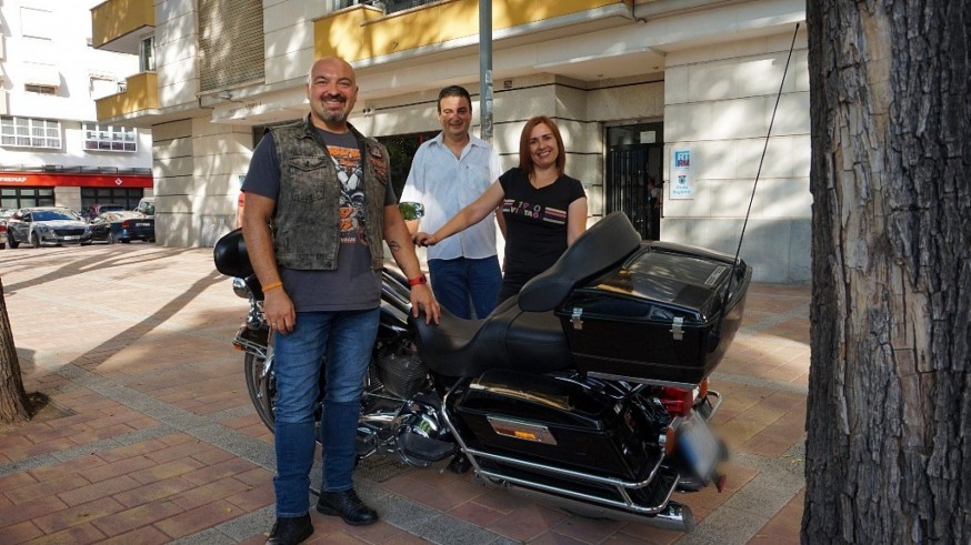 José Antonio García Ayala, Claudio José Pérez y Charo Escámez nos proponen en Carretera y manta recorrer Europa en moto