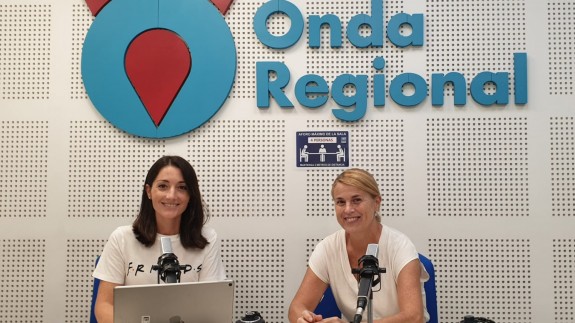 Elvira Sánchez y Cristina Valdés en los estudios de Onda Regional. Archivo ORM