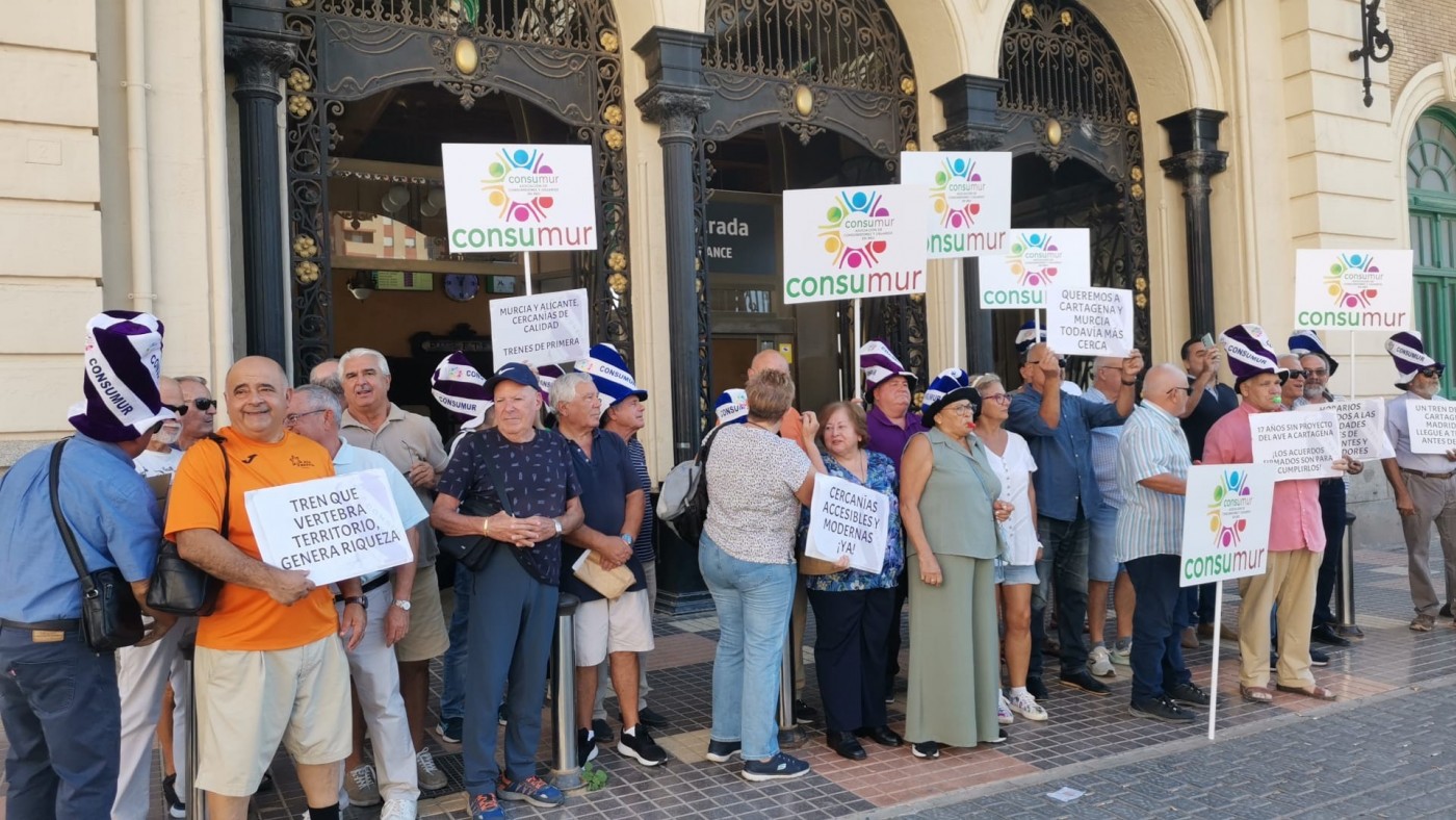 Concentración en la estación de tren de Cartagena en protesta por las "deficientes infraestructuras ferroviarias"