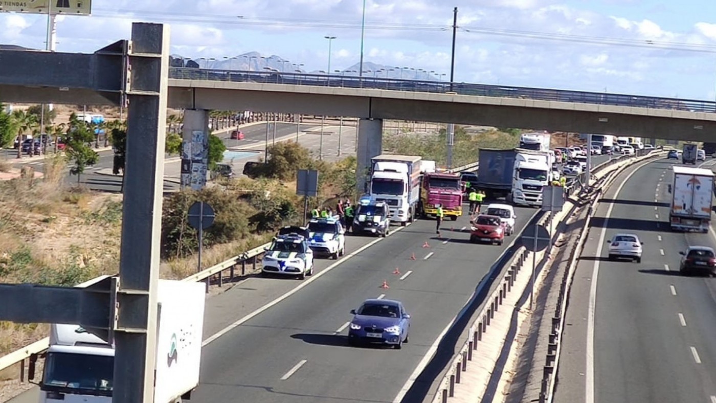 Fuertes retenciones de tráfico en la A-7 en Murcia debido a una colisión entre varios vehículos