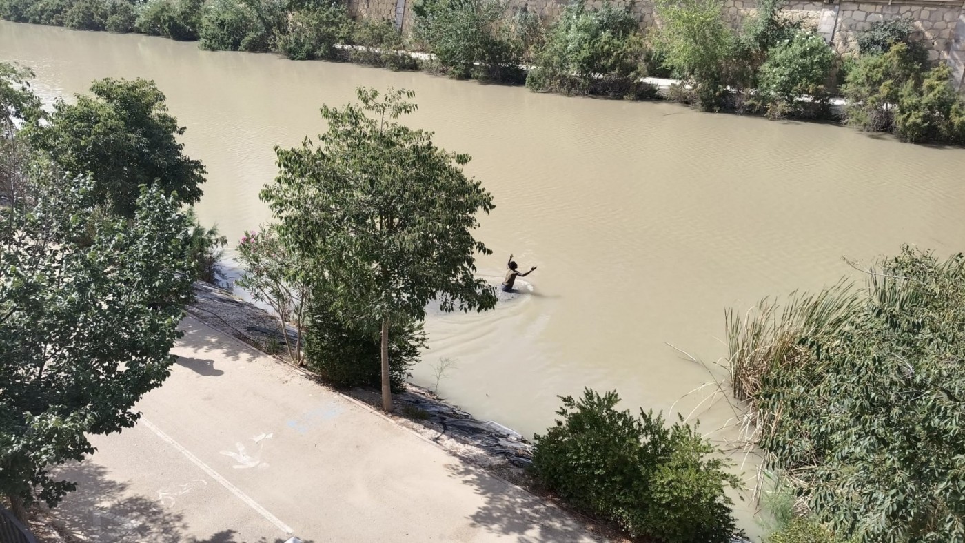 Un hombre se lanza al río Segura para evitar a la Policía: "Déjame trabajar en el campo"