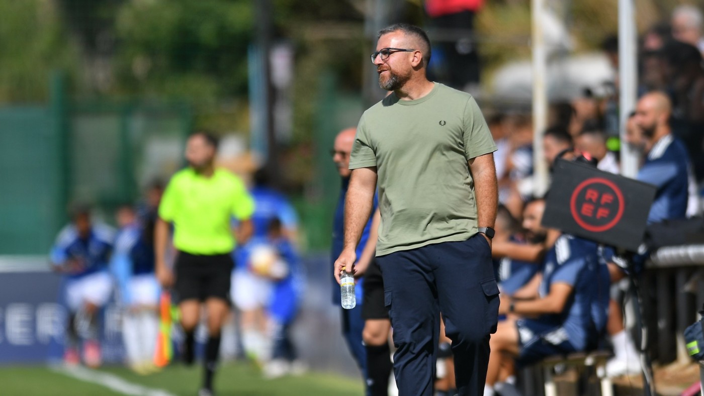 El técnico durante el partido en Marbella. FC CARTAGENA