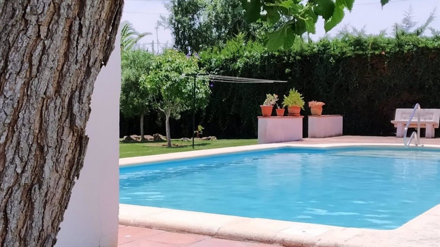Trasladan a la UCI a un niño de tres años al que encontraron en una piscina