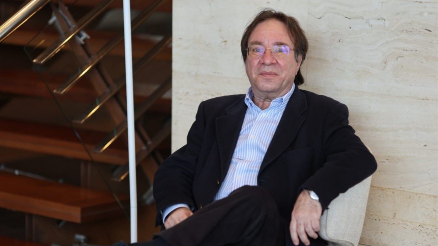 El virus humeante y un cráneo en una caja