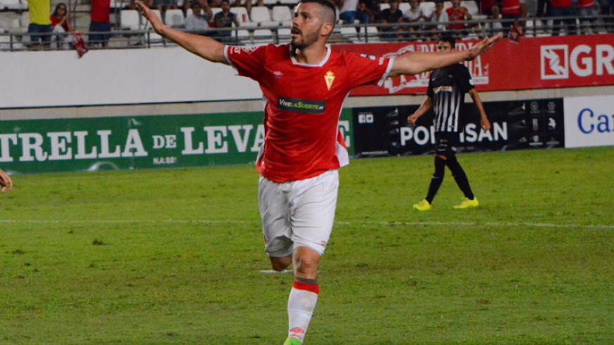 Víctor Curto celebrando uno de los goles contra el Ferrol (foto:Real Murcia)