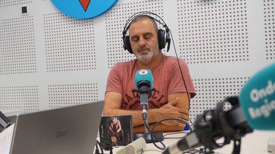Con Miguel Montesinos, 'El Pantorrillas', hablamos de derechos LGTBI en el mundo del folk y la música de raíz