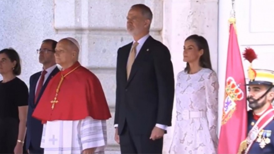 El papa León XIV recibido con honores en el Palacio Real por los Reyes