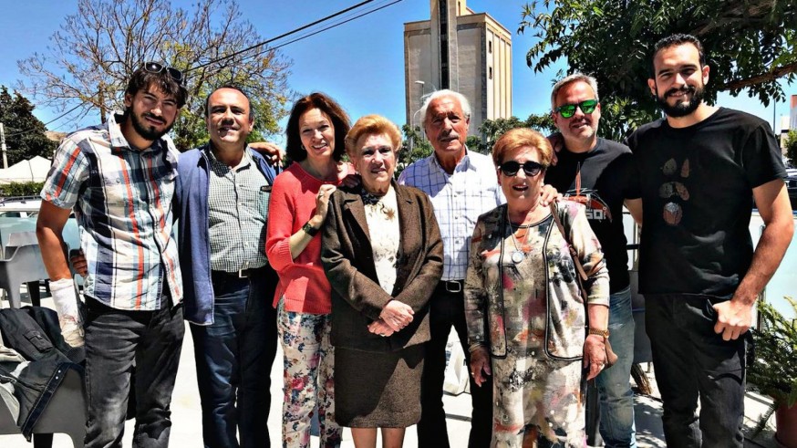 Manuel Zarzo (quinto por la izquierda) rodeado de familiares. Foto Jose Luis Piñero 