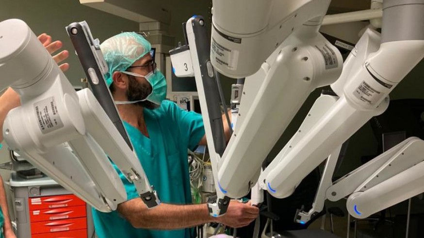 Médico manejando el robot con el que se opera. Foto: CARM