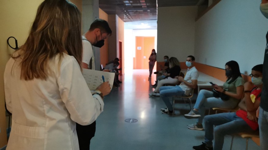 Estudiantes de la UPCT esperando para recibir la vacuna contra la Covid. ORM