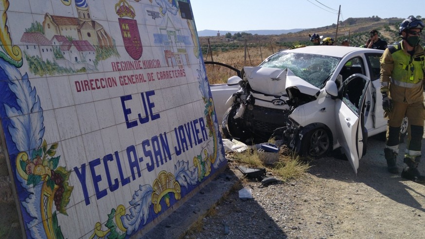 Fallecen dos personas tras colisionar su vehículo contra un pilar de piedra en Murcia