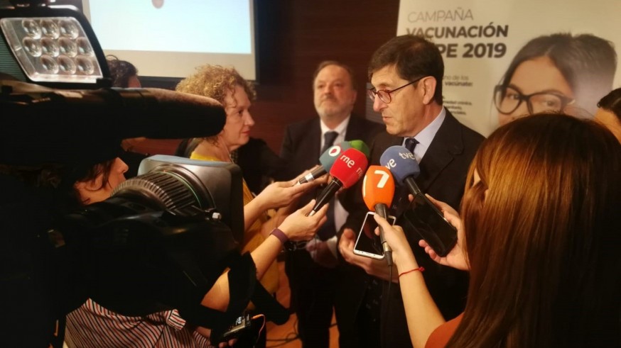 El consejero de Salud presenta la campaña de este año contra la gripe