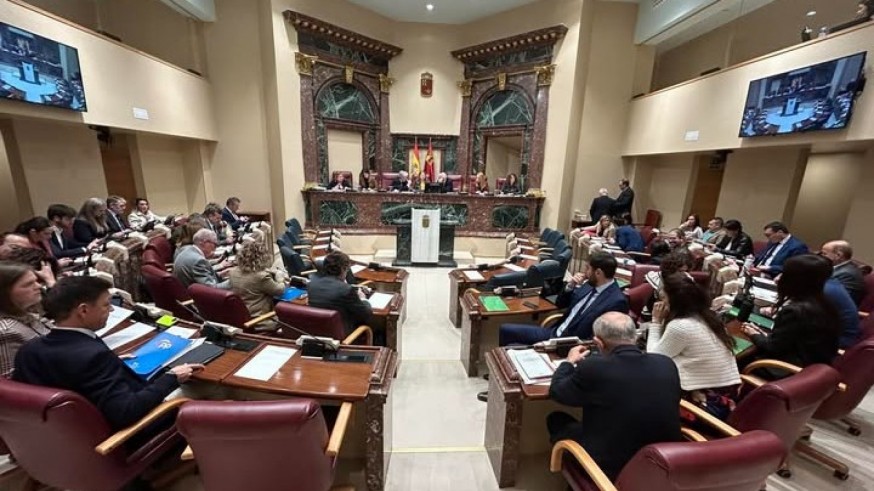 La Asamblea Regional muestra su apoyo unánime a los trabajadores de Sabic