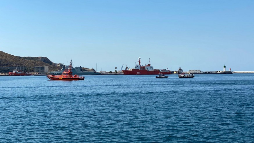 Rescate de los tripulantes de una embarcación en el puerto de Cartagena.