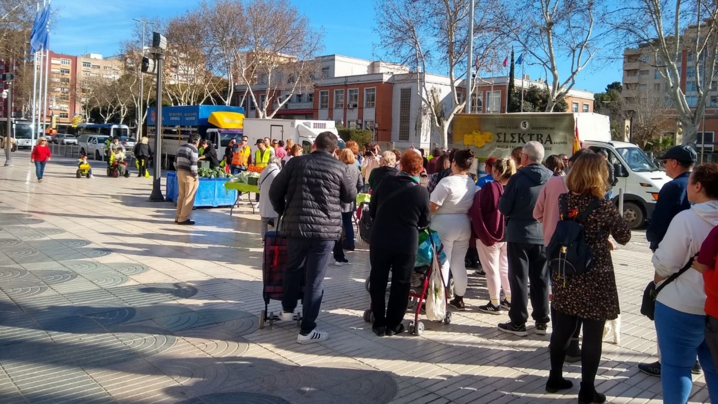 Productores agrícolas del Campo de Cartagena reparten hortalizas y frutas en la puerta de la Asamblea Regional
